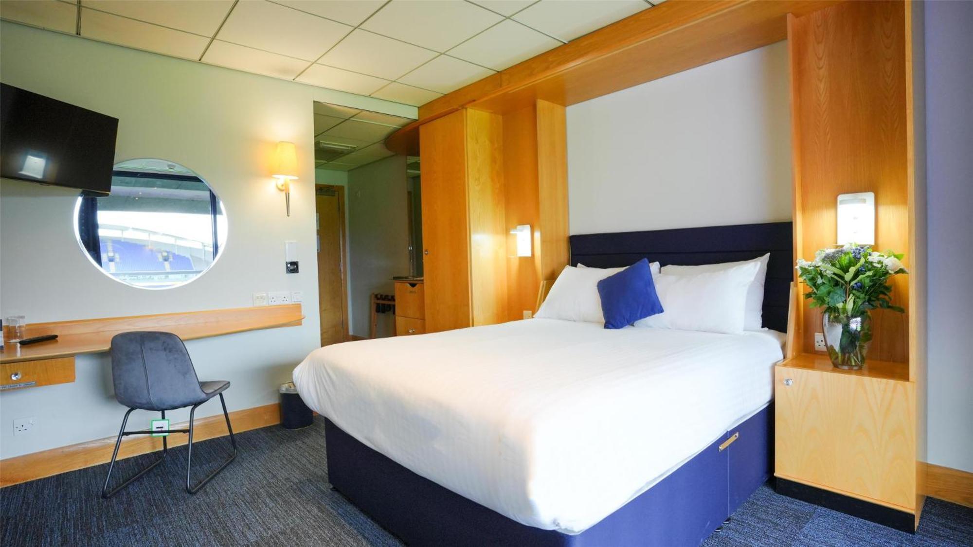 The Bolton Stadium Hotel, A Member Of Radisson Individuals Экстерьер фото